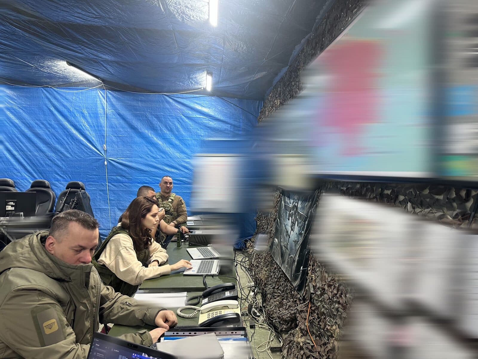 Бойовий медик з планшетом ArmyHealth у польових умовах
