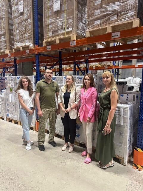 Команда фонду на складі поряд з палетами медикаментів від Міністерства охорони здоров'я Ізраїлю
